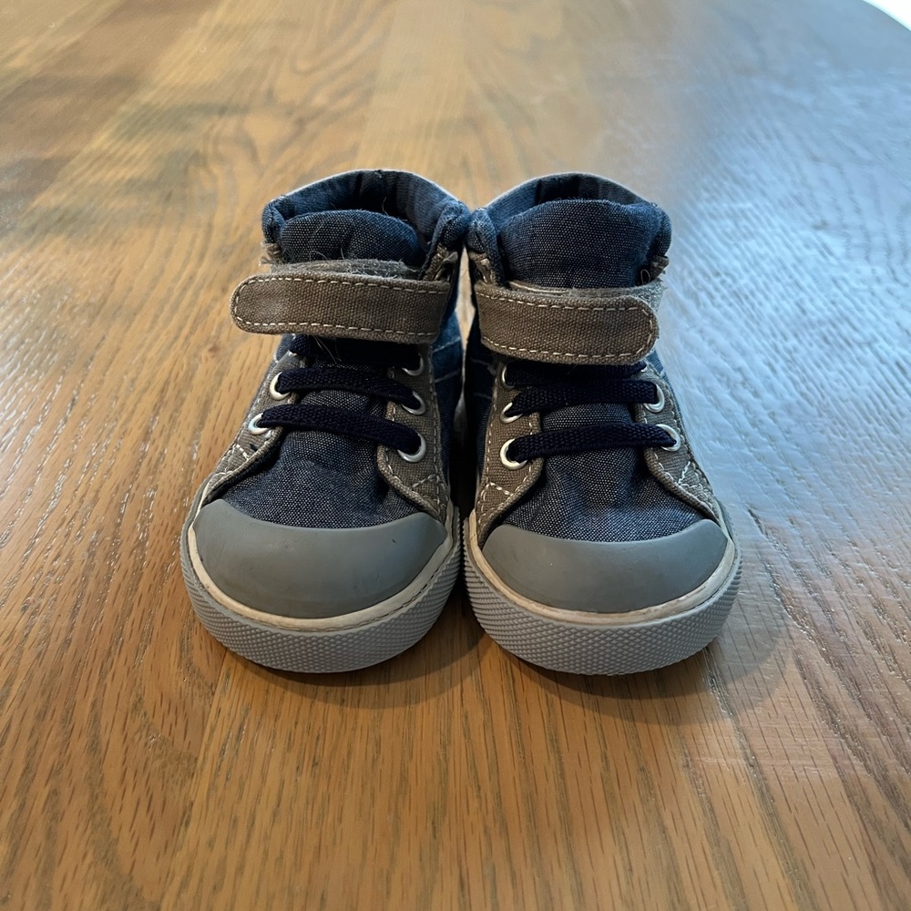 See Kai Run Dane sneakers size 4